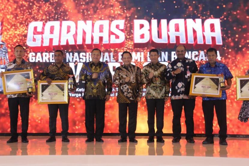 Kementerian Dalam Negeri (Kemendagri) melalui Direktorat Jenderal Bina Administrasi Kewilayahan, menggelar Penganugerahan Garda Nasional Bumi dan Bencana (Garnas Buana) Award Tahun 2022, di Hotel Mulia Senayan Jakarta pada Selasa (20/12/2022). 