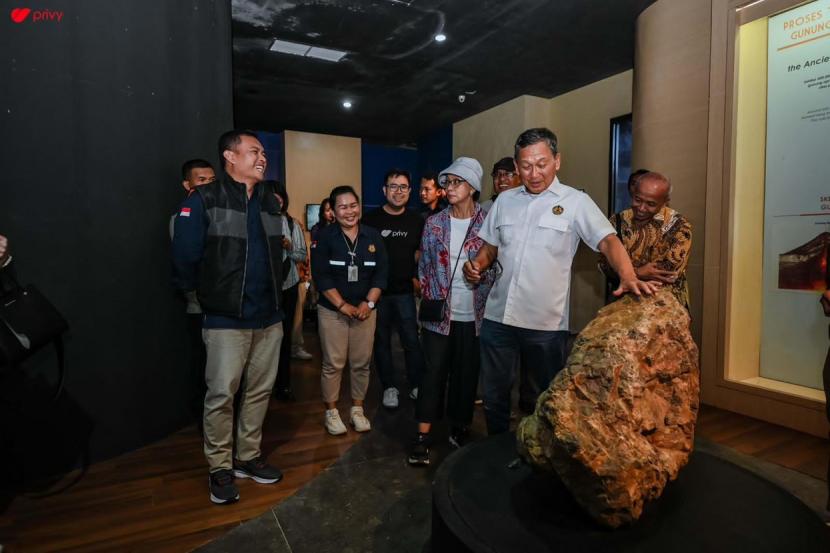 Kementerian Energi dan Sumber Daya Mineral (ESDM) bersama Kementerian Pariwisata dan Ekonomi Kreatif (Parekraf) berupaya meningkatkan kunjungan wisata ke kawasan geopark (taman bumi) di Tanah Air. Kedua kementerian juga berupaya menjadikan kawasan geopark sebagai destinasi wisata edukasi. 