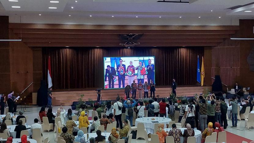 Kementerian Hukum dan HAM Republik Indonesia (Kemenkumham RI) bersama Universitas Padjajaran (Unpad) melakukan penandatanganan Perjanjian Kerja Sama (PKS) di Graha Sanusi, Unpad, Bandung, Senin (24/10/2022).