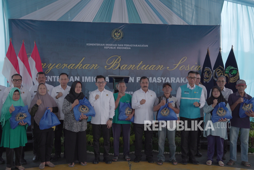 Kementerian Imigrasi dan Pemasyarakatan (Kemenimipas) kembali menunjukkan komitmennya dalam mendukung Program Prioritas Presiden melalui penyaluran bantuan sosial sebanyak 5.000 paket di Seso Daun Lumbung Cilacap, Senin (8/9/2025).