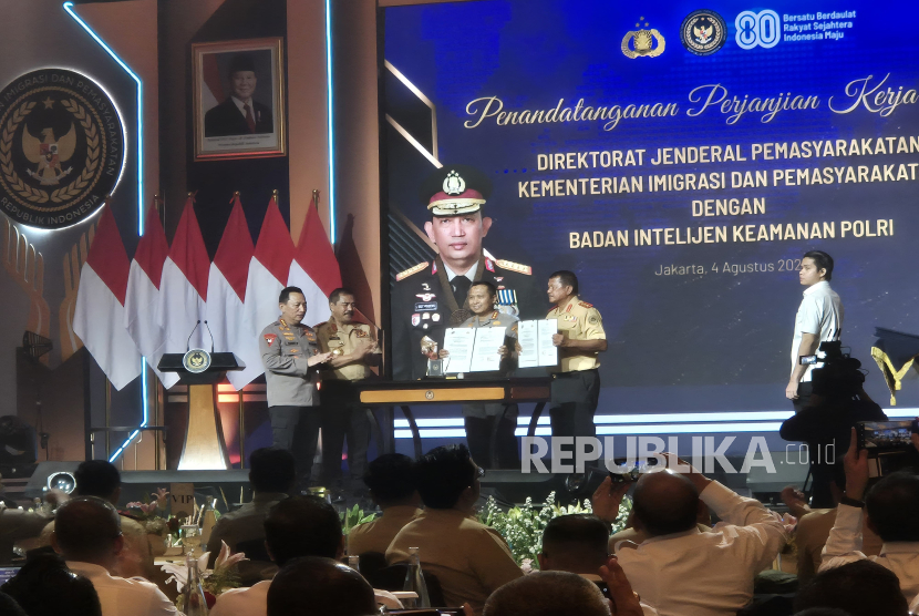 Kementerian Imigrasi dan Pemasyarakatan (Kemenimipas) memperkuat kerja sama dengan Kepolisian Republik Indonesia (Polri) untuk memperkuat sinergi tugas dan fungsi di bidang keimigrasian, pemasyarakatan, dan kepolisian melalui penandatanganan nota kesepahaman dan perjanjian kerja sama, Senin (4/8/2025). Penandatanganan dilaksanakan oleh Menteri Imipas Agus Andrianto dan Kapolri Listyo Sigit Prabowo, menjadi bagian dari rangkaian kegiatan dalam Rapat Koordinasi Dukungan Manajemen Kemenimipas yang dilaksanakan di Hotel Shangri-La Jakarta.