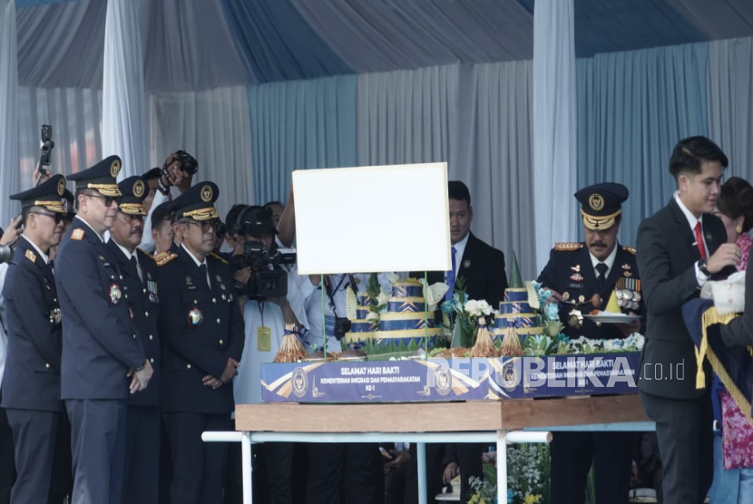 Kementerian Imigrasi dan Pemasyarakatan (Kemenimipas) menggelar puncak peringatan Hari Bakti Kemenimipas ke-1 tahun 2025. Tasyakuran digelar di Lembaga Pemasyarakatan Narkotika Kelas IIA Jakarta, Rabu (19/11/2025). 