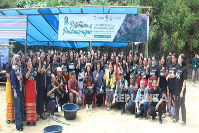 Kementerian Kehutanan memberikan pelatihan guna meningkatkan keterampilan peneun di Mamasa, Sulawesi Barat.