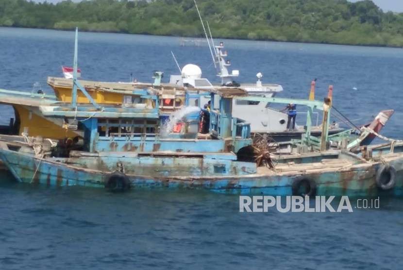 Kementerian Kelautan dan Perikanan (KKP) bersama Satgas 115 kembali menenggelamkan 125 Kapal pelaku Illegal Fishing serentak di 11 (sebelas) lokasi di seluruh Indonesia di Bitung, Sulawesi Utara, Senin (20/8).