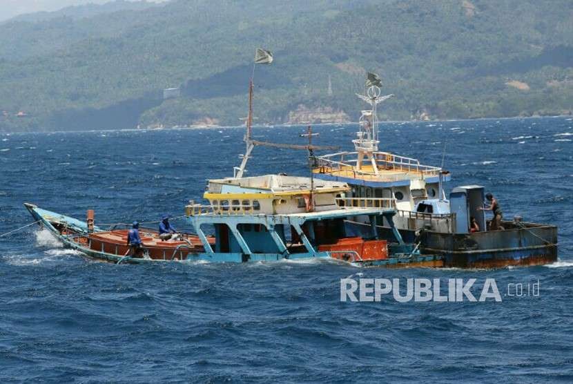 Kementerian Kelautan dan Perikanan (KKP) bersama Satgas 115 menenggelamkan kapal pelaku Illegal Fishing (foto ilustrasi). Pemerintah akan mengevaluasi keberadaan satgas illegal fishing.