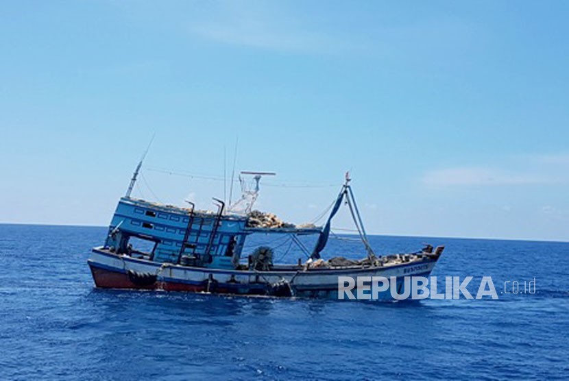 Kementerian Kelautan dan Perikanan (KKP) melalui Kapal Pengawas Perikanan (KP) HIU 04 berhasil menangkap 2 (dua) kapal perikanan asing (KIA) berbendera Vietnam di perairan Zona Ekonomi Eksklusif Indonesia (ZEEI) sekitar Laut Natuna Utara, Kepulauan Riau.
