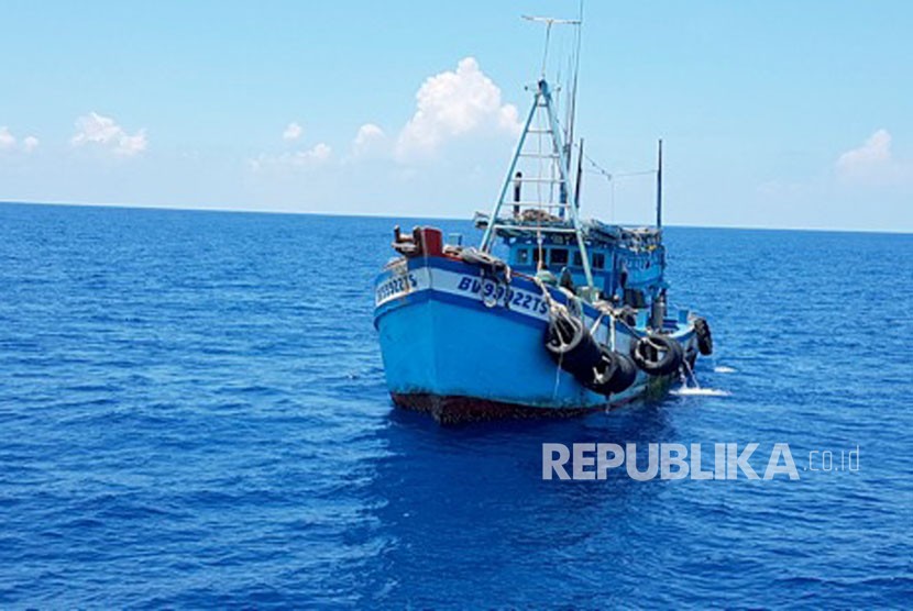 KKP Tanjungpinang Pastikan 40 WNA Vietnam Sehat. Kapal perikanan asing (KIA) berbendera Vietnam di perairan Zona Ekonomi Eksklusif Indonesia (ZEEI) sekitar Laut Natuna Utara, Kepulauan Riau.