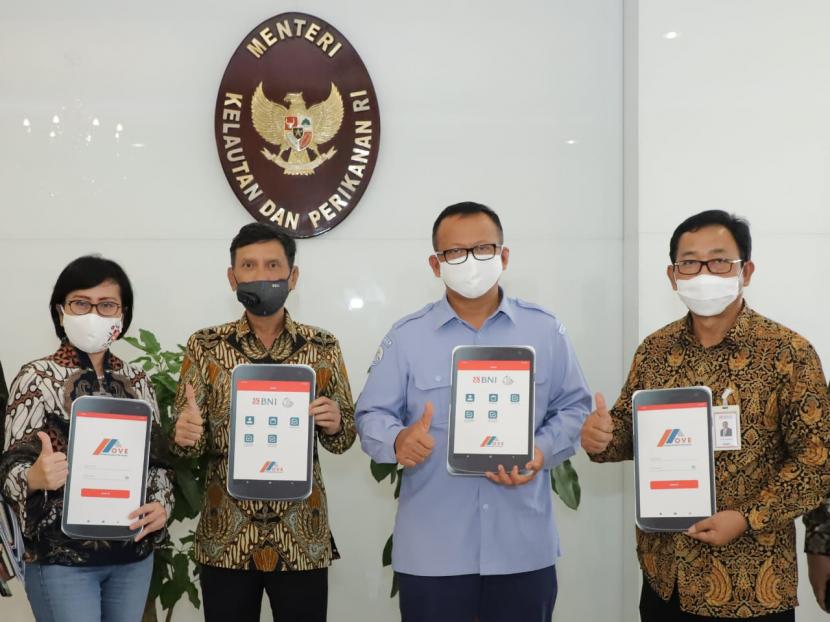 Menteri Kelautan dan Perikanan Edhy Prabowo (kedua kanan), Direktur Utama BNI Herry Sidharta (kedua kiri), Direktur Bisnis Usaha Mikro, Kecil, dan Menengah (UMKM) BNI Tambok P Setyawati (kiri), dan Direktur Hubungan Kelembagaan BNI Sis Apik Wijayanto (kanan) menunjukkan mock-up aplikasi BNI MOVE di Jakarta, Jumat (24 Juli 2020). Aplikasi BNI MOVE akan memudahkan para pelaku UMKM termasuk yang bergerak di sektor Kelautan dan Perikanan untuk mendapatkan permodalan dari BNI.