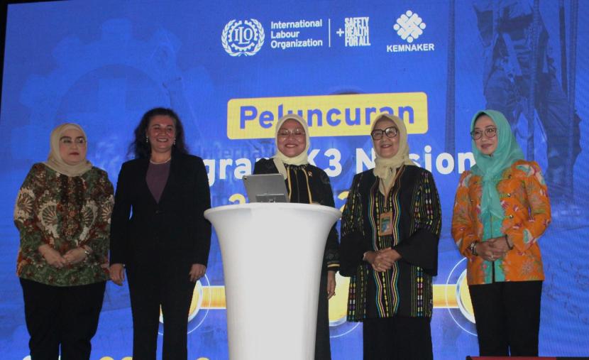 Kementerian Ketenagakerjaan bekerja sama dengan Kantor Organisasi Perburuhan Internasional (ILO) untuk Indonesia dan Timor-Leste meluncurkan Program Nasional Keselamatan dan Kesehatan Kerja (K3) 2024-2029, di Jakarta, Kamis (25/4/2024). 