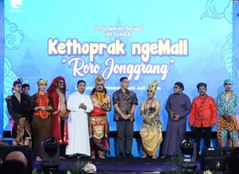 Kementerian Komunikasi dan Digital (Kemkomdigi) terus berupaya menekan judi online yang merebak di masyarakat lewat sejumlah program, salah satunya dengan pertunjukan rakyat ketoprak ngemall.