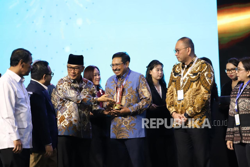Kementerian Komunikasi dan Digital mendapatkan penghargaan sebagai Kementerian Terbaik III Seluruh Indonesia dalam BKN Award 2025.