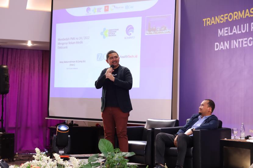 Kementerian Komunikasi dan Informatika (Kemkominfo) bersama Asosiasi Healthtech Indonesia (AHI) menyelenggarakan webinar Transformasi Digital Faskes Permenkes 24 Tahun 2022 dan Integrasi SATUSEHAT berkonsep hybrid pada 22 September 2022. 