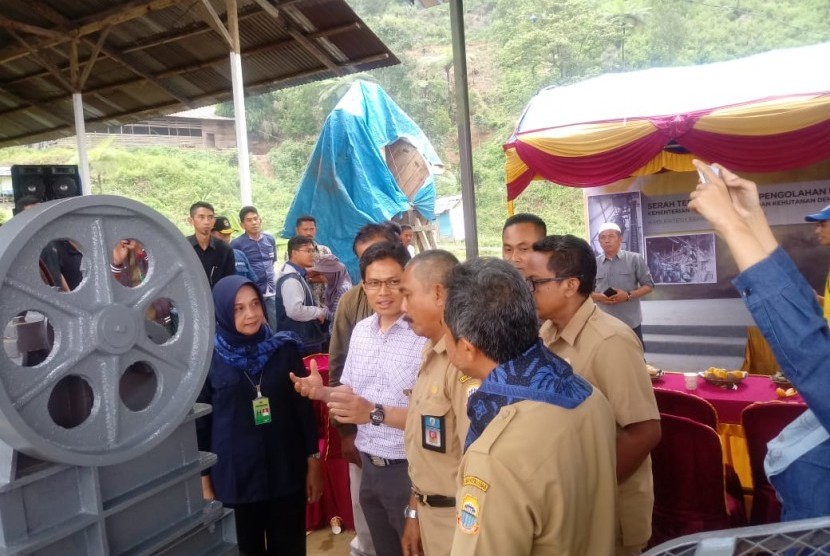 Kementerian Lingkungan Hidup dan Kehutanan (LHK) memberikan bantuan alat pengolah dengan teknologi ramah lingkungan kepada kelompok penambang di Dezsa Lebaksitu, Kecamatan Lebakgedong, Banten, Senin (10/12). 