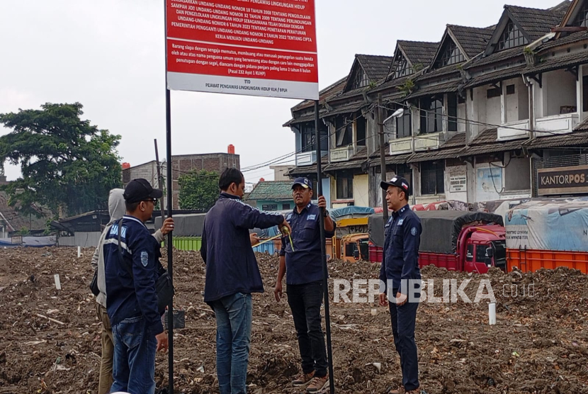 Kementerian Lingkungan Hidup (KLH) menyegel tempat pembuangan sampah sementara (TPS) di kawasan Pasar Caringin karena tidak memiliki dokumen lingkungan dan persetujuan lingkungan dalam mengelola sampah di Pasar Caringin, Senin (10/2/2025.