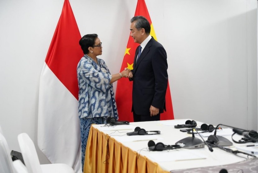 Menteri Luar Negeri Republik Indonesia (Menlu RI) Retno LP Marsudi melakukan pertemuan dengan Menlu China Wang Yi 