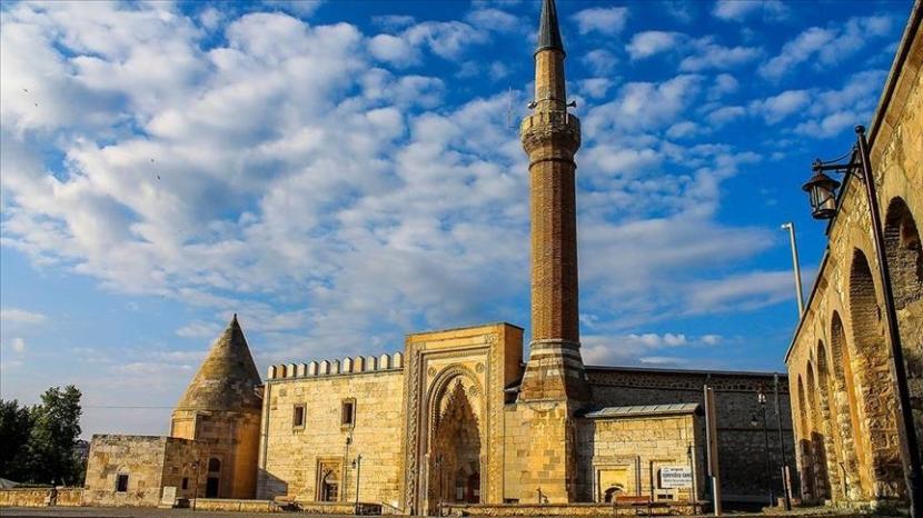 Kementerian Luar Negeri Turki mengatakan Masjid Kayu Hypostyle Anatolia Abad Pertengahan di Turki telah ditambahkan ke dalam Daftar Warisan Dunia UNESCO.