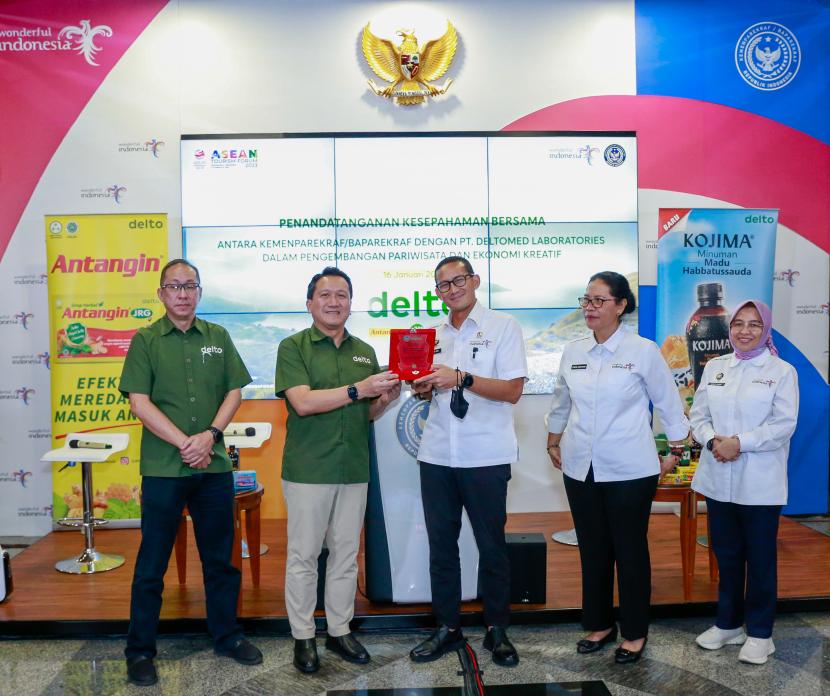 Kementerian Pariwisata dan Ekonomi Kreatif (Kemenparekraf) menjalin kerja sama dengan Deltomed, perusahaan farmasi berbasis herbal, untuk mempromosikan potensi sektor pariwisata dan ekonomi kreatif di Indonesia. 