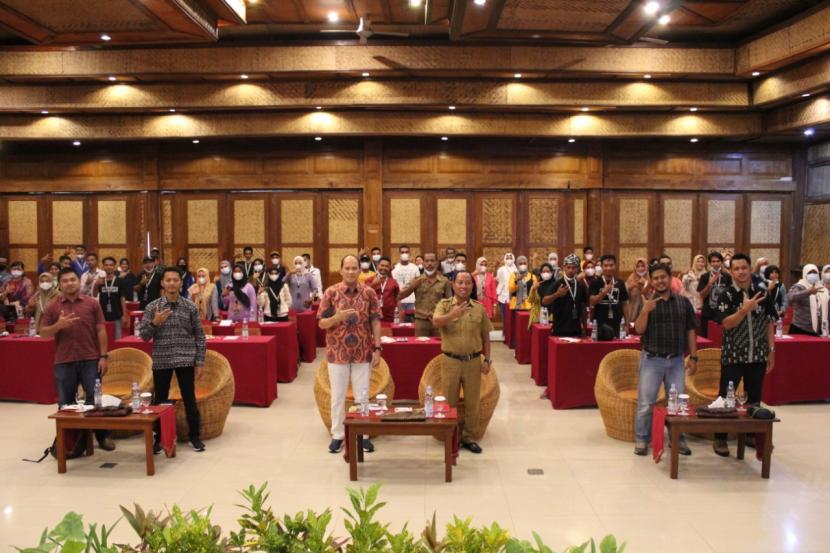 Kementerian Pariwisata dan Ekonomi Kreatif (Kemenparekraf) menyelenggarakan program Pelatihan Sadar Wisata 5.0 bagi para pelaku wisata di wilayah Wakatobi, Sulawesi Tenggara