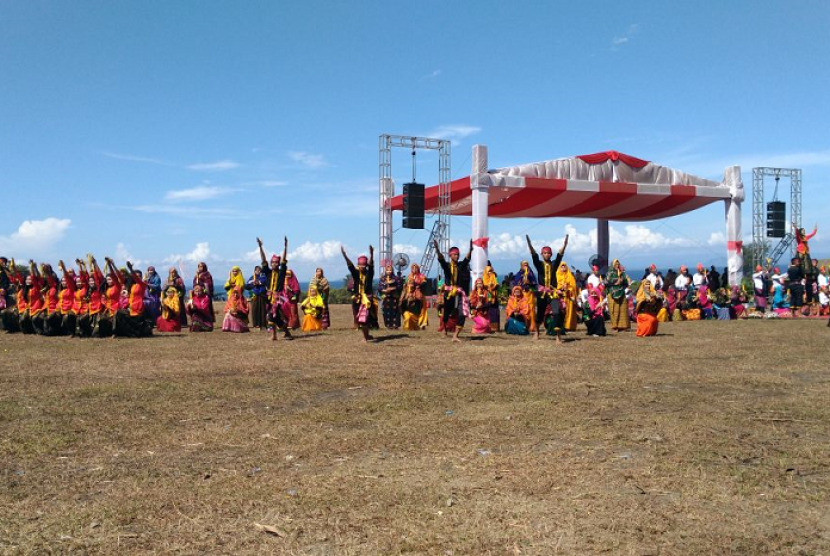 Kementerian Pariwisata, Pemprov NTB, dan Pemkab Dompu bersama-sama menutup acara Festival Pesona Tambora 2018 di Doro Ncanga, Kabupaten Dompu, NTB, Rabu (11/4).  