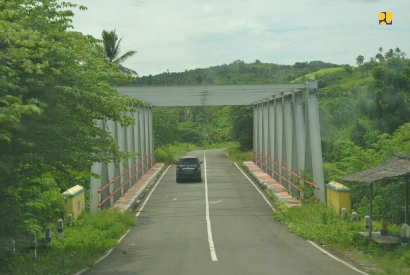 Kementerian Pekerjaan Umum dan Perumahan Rakyat (PUPR) membangun jalan di Kabupaten Maluku Tenggara Barat, Maluku.