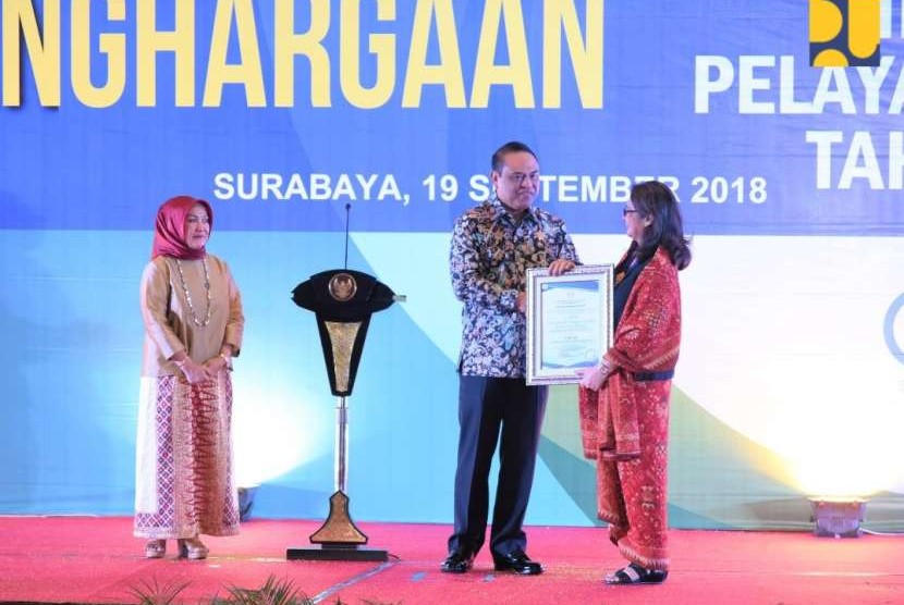 Kementerian Pekerjaan Umum dan Perumahan Rakyat (PUPR) menerima penghargaan TOP 99 Inovasi Pelayanan Publik 2018 dari Kementerian Pendayagunaan Aparatur Negara dan Reformasi Birokrasi (PAN RB)