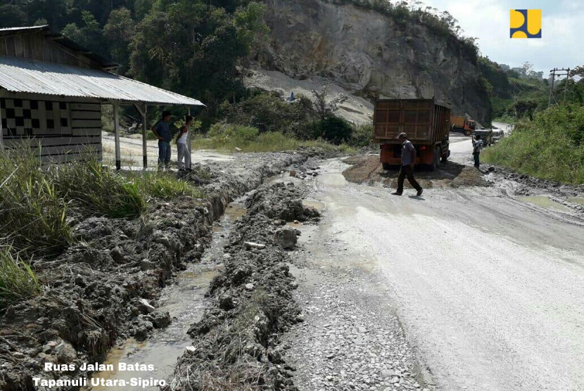 Kementerian Pekerjaan Umum dan Perumahan Rakyat (PUPR) terus melakukan pemeliharaan rutin dan perbaikan jalan nasional di Sibolga hingga batas Tapanuli Selatan.