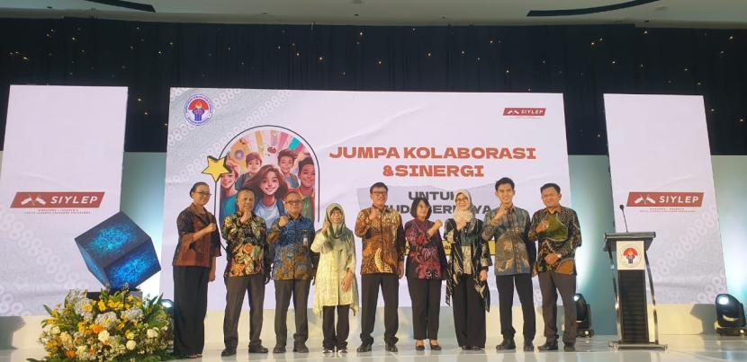 Kementerian Pemuda dan Olahraga (Kemenpora) RI menggelar Rapat Koordinasi (Rakor) Pengembangan Pemuda di Kulonprogo, Yogyakarta, mulai 5 hingga 7 Agustus 2024. Kegiatan ini digelar untuk menjalankan amanat Perpres 43/2022 tentang Strategis Lintas Sektor Layanan Kepemudaan, dengan melibatkan 28 Kementerian/Lembaga (K/L), 38 Dispora Provinsi, Organisasi Kepemudaan, serta sebagian Dispora Kabupaten/Kota, bertujuan untuk mendongkrak Indeks Pembangunan Pemuda (IPP), sehingga memiliki daya saing tinggi menuju Indonesia Emas 2045.