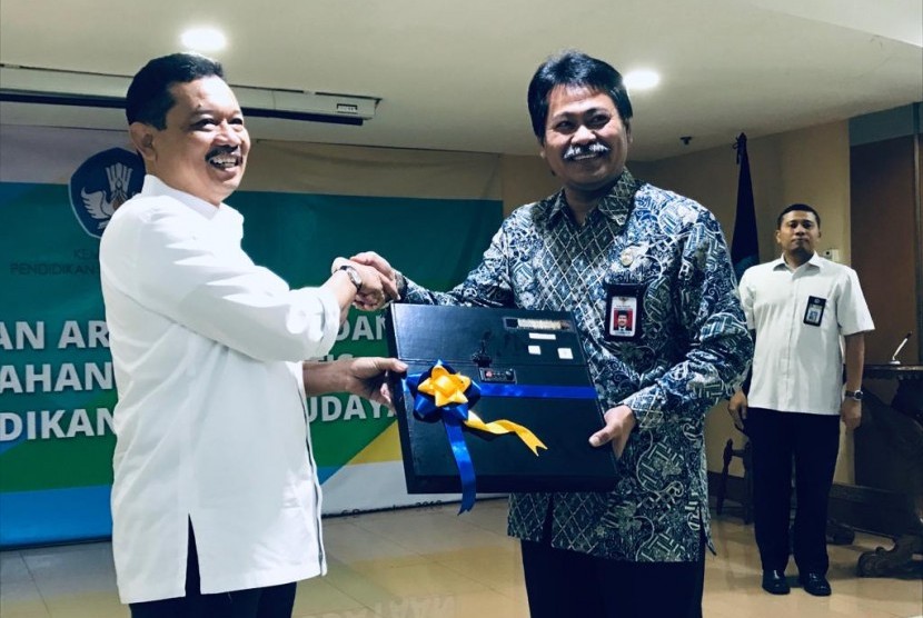 Kementerian Pendidikan dan Kebudayaan (Kemendikbud) memindahkan 332 berkas arsip statis kepada Arsip Nasional Republik Indonesila (ANRI), di kantor Kemendikbud, Kamis (6/12). 