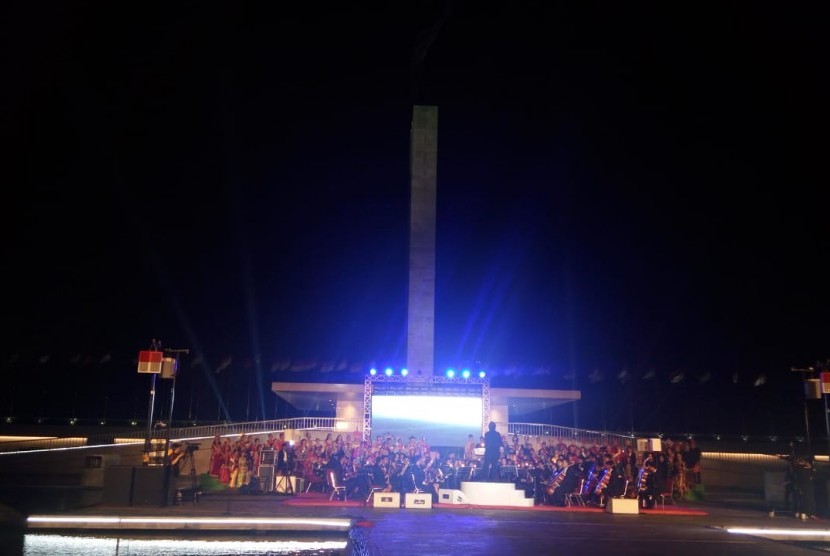 Kementerian Pendidikan dan Kebudayaan (Kemendikbud) menyelenggarakan Konser Akbar Merayakan Lagu Kebangsaan Indonesia Raya Tiga Stanza di Lapangan Banteng Jakarta, Ahad (28/10). 