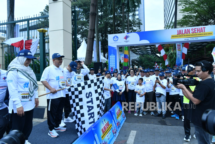 Kementerian Pendidikan Dasar dan Menengah (Kemendikdasmen) menyelenggarakan Jalan Sehat Hardiknas 2025 untuk memeriahkan Bulan Pendidikan dalam rangkaian peringatan Hari Pendidikan Nasional (Hardiknas).