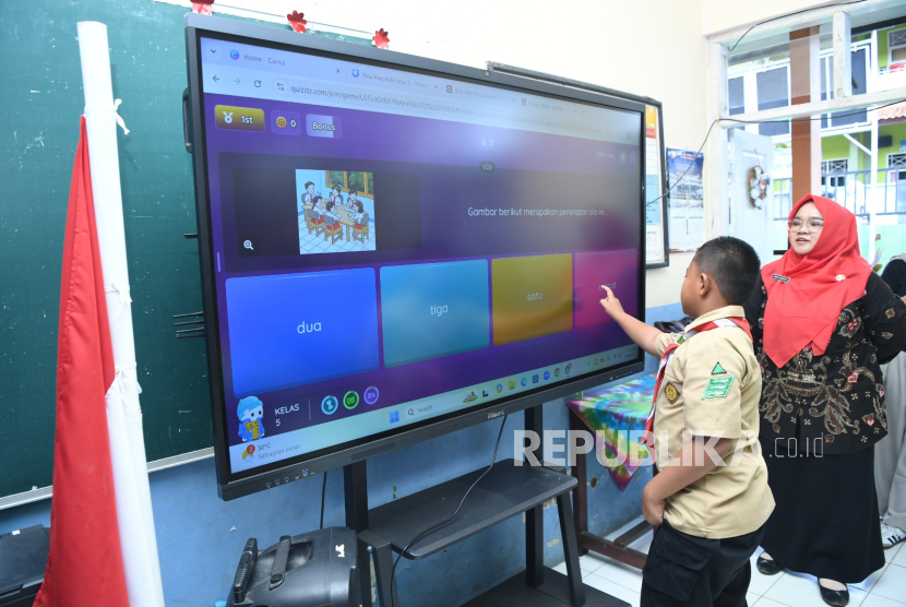 Kementerian Pendidikan Dasar dan Menengah (Kemendikdasmen) RI melalui program Digitalisasi Pembelajaran terus menghadirkan kelas yang interaktif dan mengikuti perkembangan teknologi mutakhir di sekolah-sekolah hingga pelosok Indonesia.