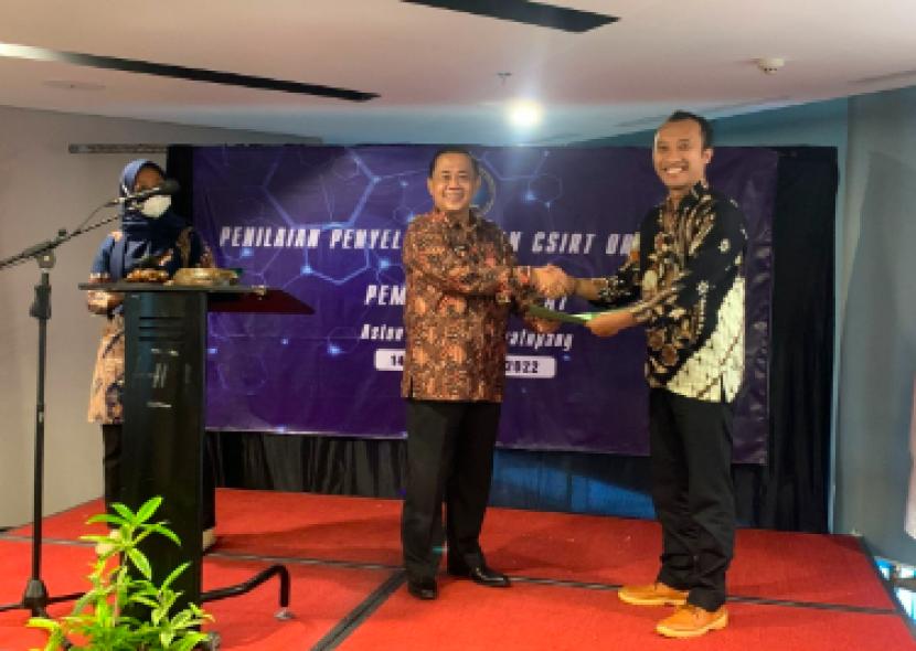 Kementerian Pendidikan, Kebudayaan, Riset, dan Teknologi (Kemendikbudristek) melalui Education-Computer Security Incident Response Team (Edu-CSIRT) Kemendikbudristek meraih penghargaan. Penghargaan ini diberikan atas Capaian Tingkat Maturitas Penangan Insiden Keamanan Siber dari Badan Sandi dan Siber Negara (BSSN) dengan nilai hampir sempurna yaitu 4,97 dari nilai maksimal 5,0 pada Senin (14/11/2021).