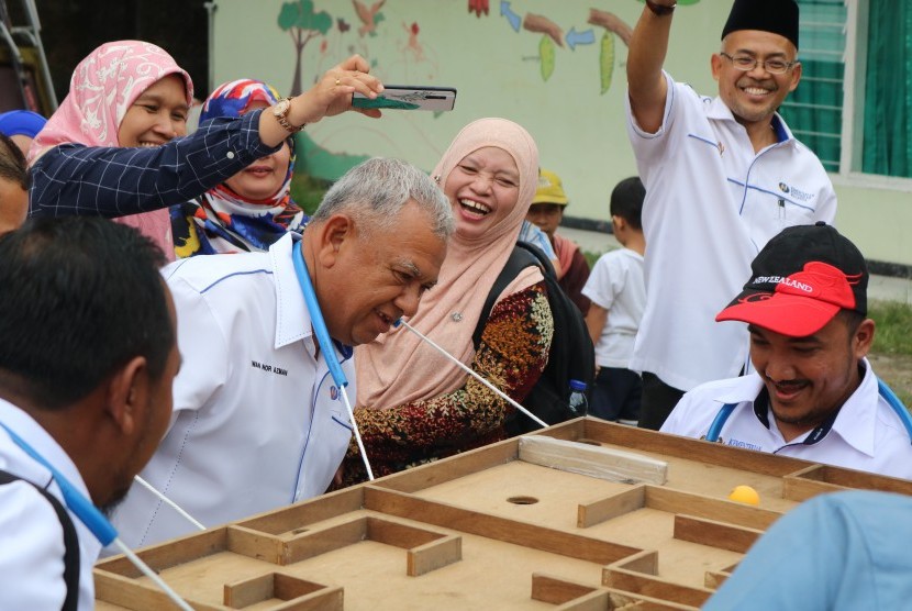Kementerian Pendidikan Malaysia Haji Marzuki bin Haji Daud mengadakan kunjungan ke Kampung Matematika, yang berlokasi di Desa Laladon.