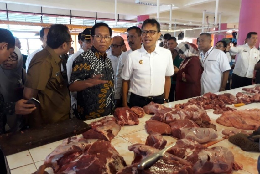 Kementerian Perdagangan dan Pemprov Sulbar meninjau harga bahan pangan strategis di Pasar Raya Padang, Rabu (11/4)