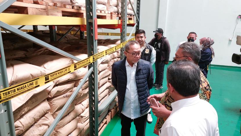 Kementerian Perdagangan (Kemendag) menyita bahan baku susu asal impor sebanyak 2.735 ton di kawasan pergudangan di Sentul, Bogor, Jawa Barat, Rabu (14/9/2022). Penyitaan dilakukan lantaran ribuan ton bahan baku susu itu tidak memiliki surat persetujuan impor dari Kemendag.