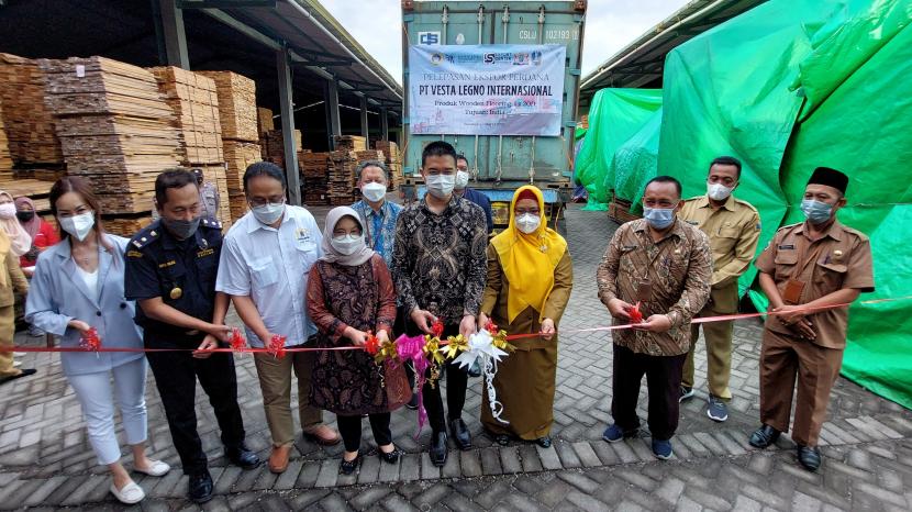  Kementerian Perdagangan melalui Direktorat Jenderal Pengembangan Ekspor Nasional memfasilitasi ekspor perdana pelaku usaha, kecil, menengah (UKM) binaan program Ekspor Center Surabaya untuk produk lantai kayu ke India.