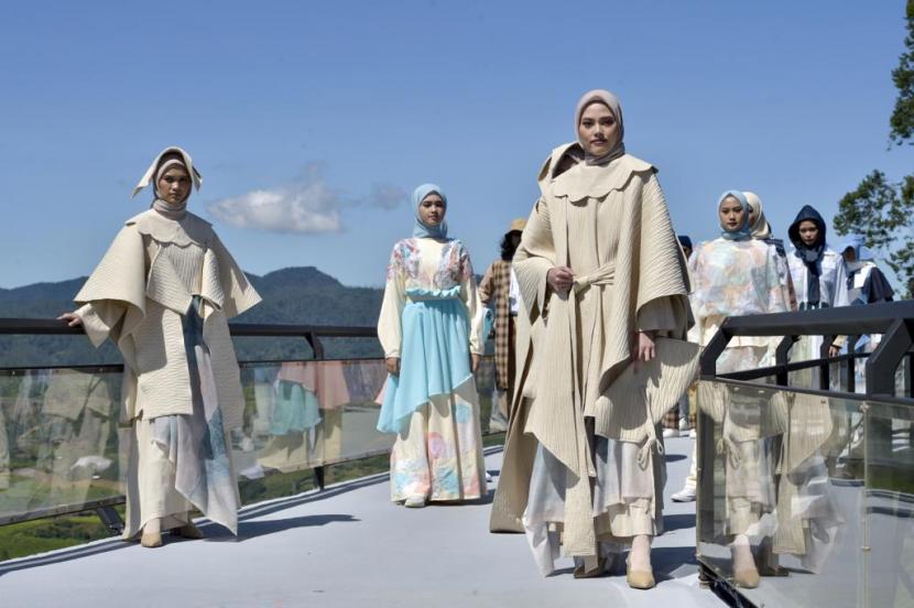  Kementerian Perdagangan mengajak generasi milenial pegiat fesyen untuk ambil bagian menghidupkan Jakarta Muslim Fashion Week (JMFW) 2023 pada 20–22 Oktober 2022 mendatang. 