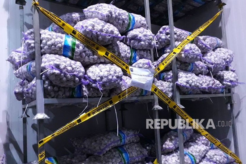 Kementerian Perdagangan mengamankan lima ton bibit bawang putih asal impor yang diperjualbelikan di Pasar Induk Kramat Jati, Jakarta Timur. Pengamanan bibit bawang putih tersebut dilakukan pada 2 Maret 2018.