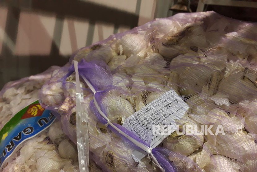 rade ministry seized five tons of imported garlic seed sold at Kramat Jati market, East Jakarta, on March 2.
