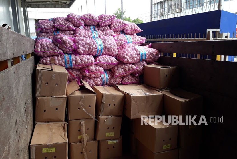 Kementerian Perdagangan mengamankan lima ton bibit bawang putih asal impor yang diperjualbelikan di Pasar Induk Kramat Jati, Jakarta Timur. Pengamanan bibit bawang putih tersebut dilakukan pada 2 Maret 2018.