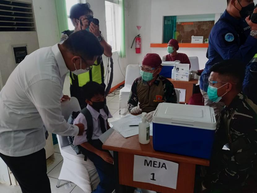 Kementerian Perhubungan berkolaborasi dengan TNI AU menggelar program Gerai Vaksi di PPI Curug yang dihadiri langsung oleh Menteri Perhubungan Budi Karya Sumadi bersama Kepala Staf Angkatan Udara (KSAU) Marsekal TNI Fadjar Prasetyo. 