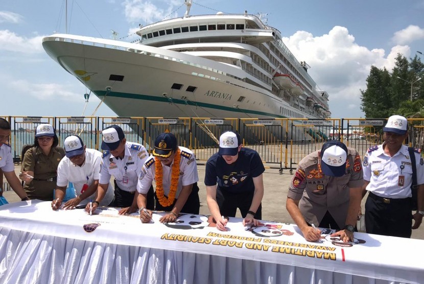 Kementerian Perhubungan cq. Direktorat Jenderal Perhubungan Laut bekerja sama dengan Australian Department of Home Affair kembali menggelar kampanye keselamatan pelayaran di Pelabuhan Benoa, Bali, Selasa (25/2).