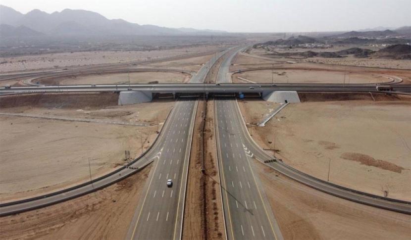 Kementerian Perhubungan dan Logistik Arab Saudi pada Kamis (22/12/2022) mengumumkan penyelesaian tahap ketiga jalan langsung antara Jeddah dan Makkah sepanjang 27 kilometer. Fase Ketiga Pembangunan Jalan Langsung Jeddah-Makkah Selesai