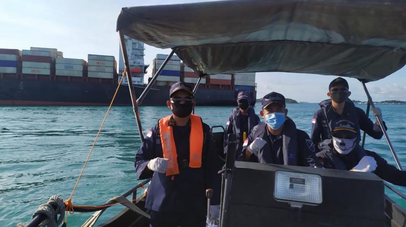 Kementerian Perhubungan melalui Direktorat Jenderal Perhubungan Laut terus melakukan pengawasan dan pengamanan dengan tetap menyiagakan kapal patroli milik Kesatuan Penjagaan Laut dan Pantai (KPLP) di lokasi kejadian.