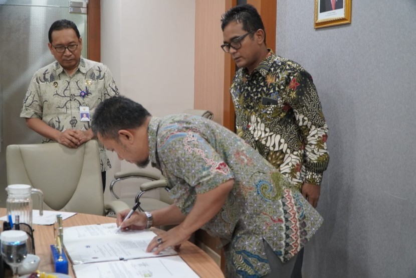 Kementerian Perhubungan melalui Ditjen Perhubungan Laut menandatangani kerja sama perjanjian sewa barang milik negara berupa lapangan penimbunan barang konstruksi tanah di Pelabuhan Ambarawang Laut. 