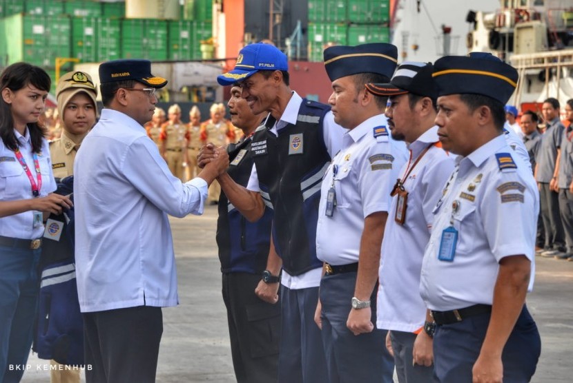 Kementerian Perhubungan menggelar Apel Siaga Kesiapan sekaligus membuka Posko Angkutan Laut Lebaran Tahun 2019 (1440 H) di Pelabuhan Tanjung Priok Jakarta, Senin (20/5). Menteri Perhubungan Budi Karya Sumadi memimpin langsung pelaksanaan apel ini. 