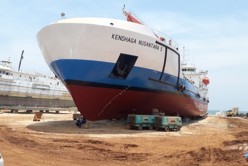 Kementerian Perhubungan telah memesan 100 unit kapal pendukung tol laut yang berjenis kapal perintis, kontainer, ternak dan rede untuk melayani  transportasi laut di Indonesia.