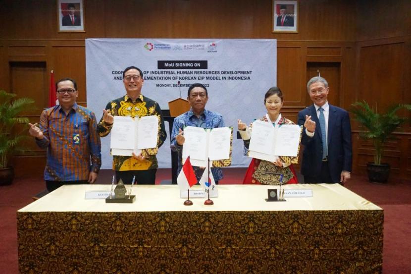 Kementerian Perindustrian menandatangani Memorandum of Understanding (MoU) dengan Ulsan College dan Kocham Indonesia di Jakarta, pada Senin (12/12).