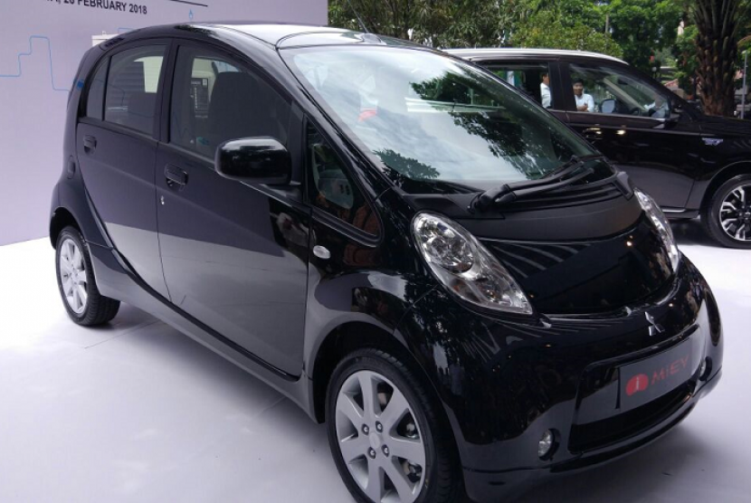 Kementerian Perindustrian menerima hibah 10 unit mobil listrik dari Mitsubishi Motors Corporation (MMC). Sepuluh kendaraan listrik  itu terdiri dari delapan unit Mitsubishi Outlander PHEV (model SUV plug-in hybrid) dan dua unit Mitsubishi i-MiEV.  