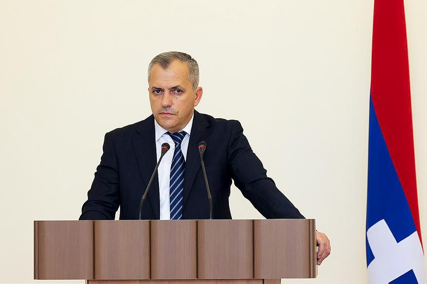 Kementerian pertahanan Azerbaijan mengatakan pasukan Armenia menembaki pasukannya dan unit-unit militer Azerbaijan mengambil 